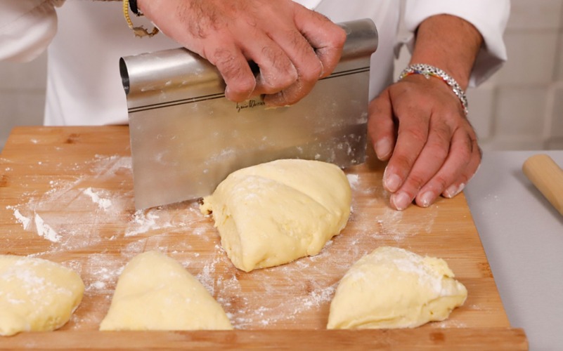 Dividere l'impasto del pan di lana in cinque pezzi