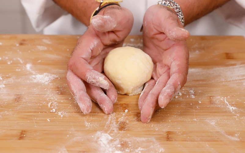 Formare una palla di impasto e lasciare a lievitare