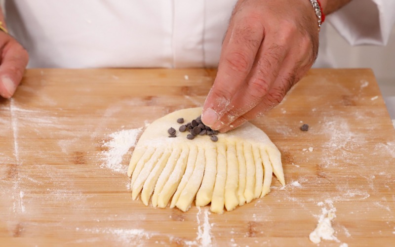 Farcire l'impasto con cioccolato fondente