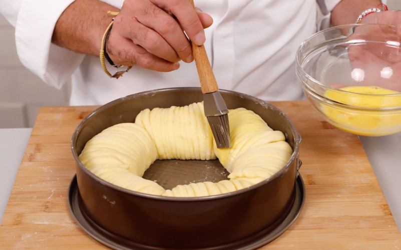 Formare una ciambella con i vari cilindri ripieni