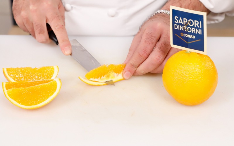 Ricavare la buccia d'arancia per candirla
