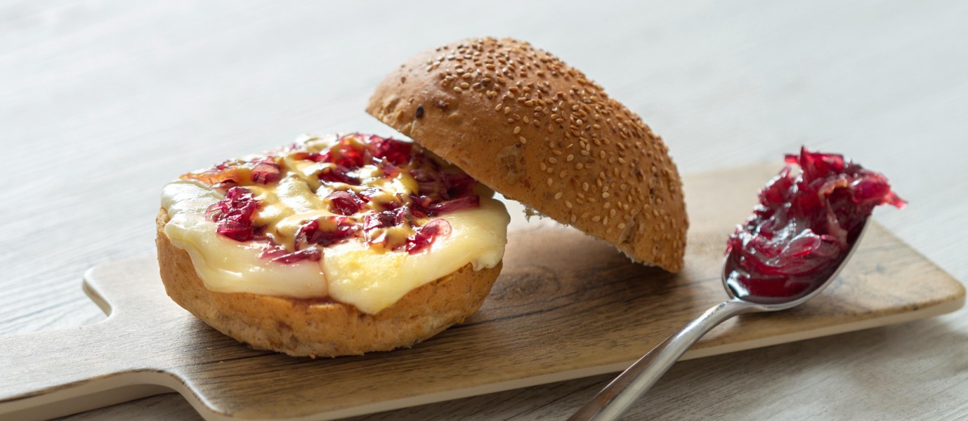 Panino con Provolone Valpadana DOP piccante e cipolle caramellate