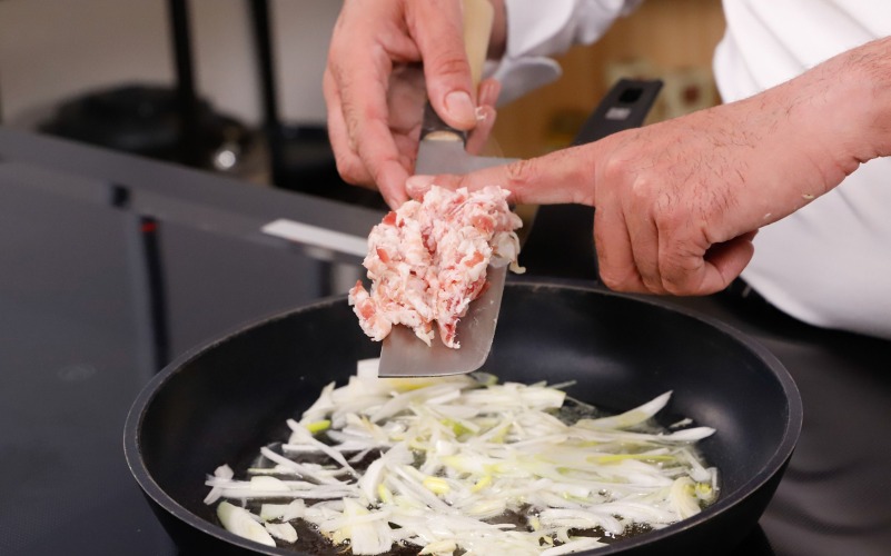 cuocere cipollotti e pancetta