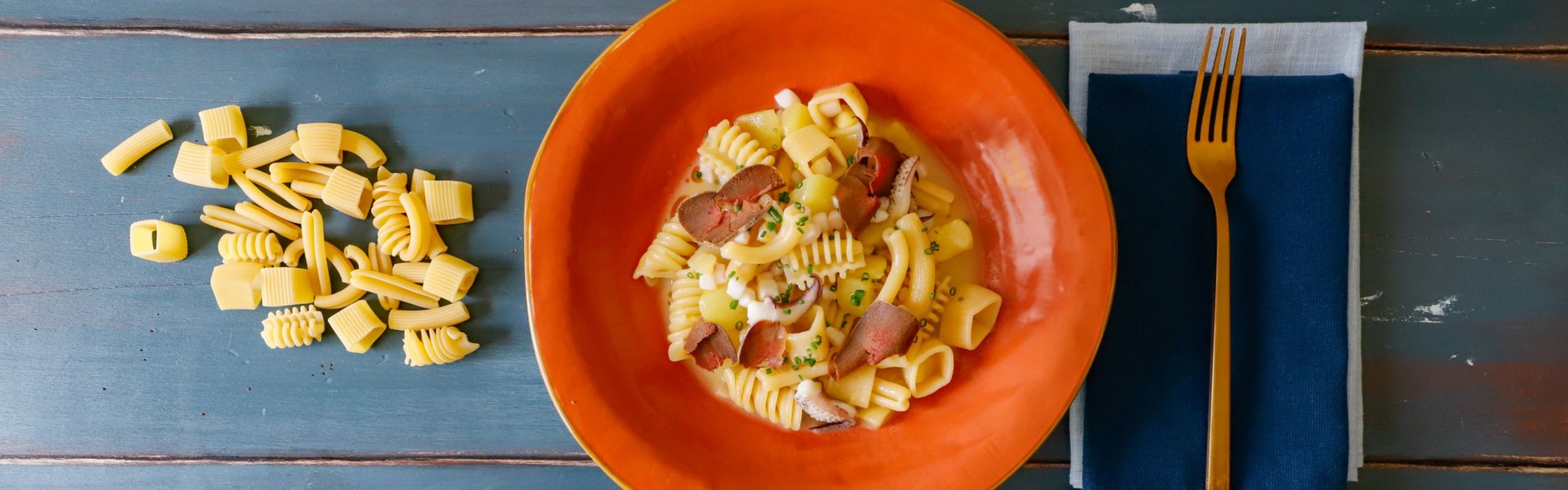 Pasta con acqua di mozzarella di bufala, seppie e bottarga