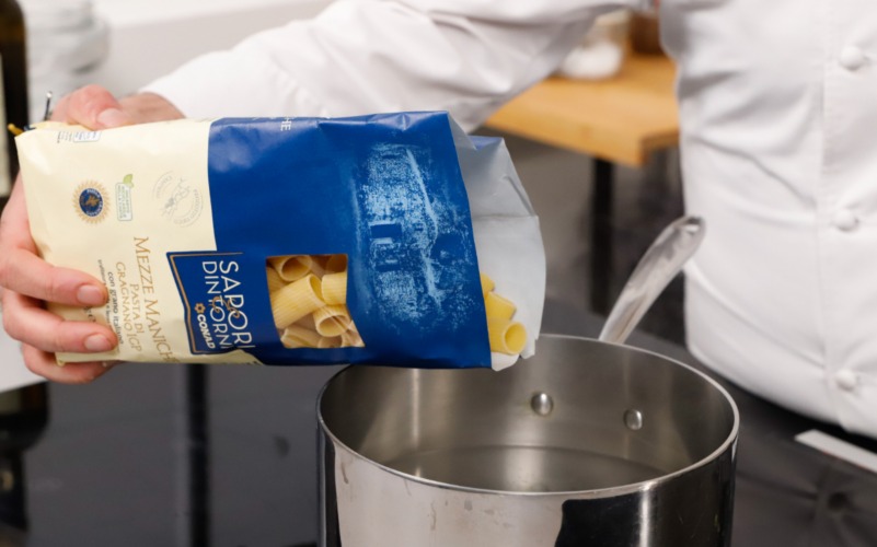 Pasta con carciofi e speck - cuocere la pasta