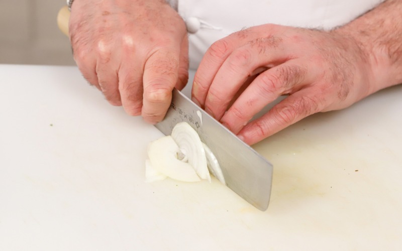 Pasta con carciofi e speck - sbucciare e tagliare cipolla