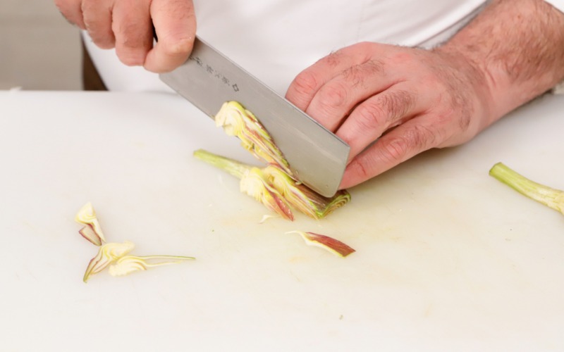 Pasta con carciofi e speck - pulire i carciofi