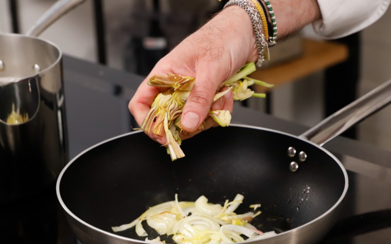 Pasta con carciofi e speck - rosolare carciofi in padella 