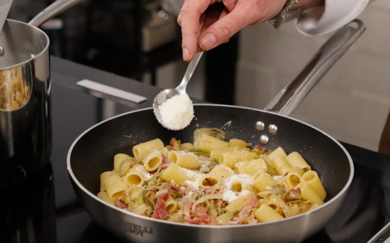 Pasta con carciofi e speck - mantecare con il pecorino