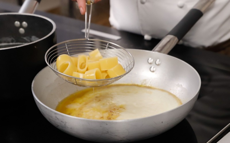 aggiungere pasta e crema cavolfiore