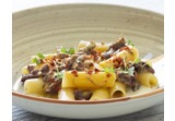 Tortiglioni con coda di bue, fonduta di Parmigiano e polvere di prosciuttoalt