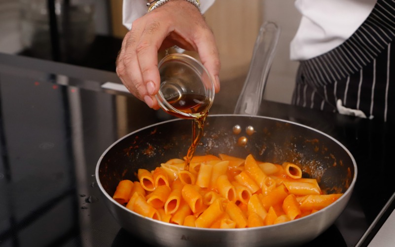 pasta con crema di peperoni e colatura di alici