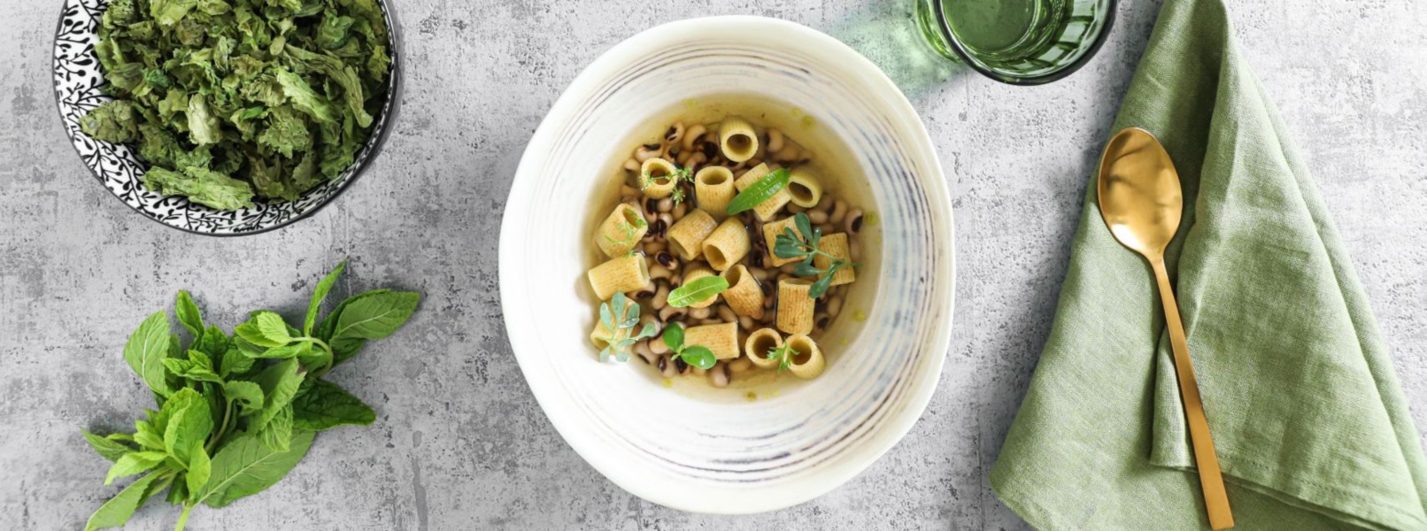 Pasta con fagioli all'occhio in brodo di menta e kombu