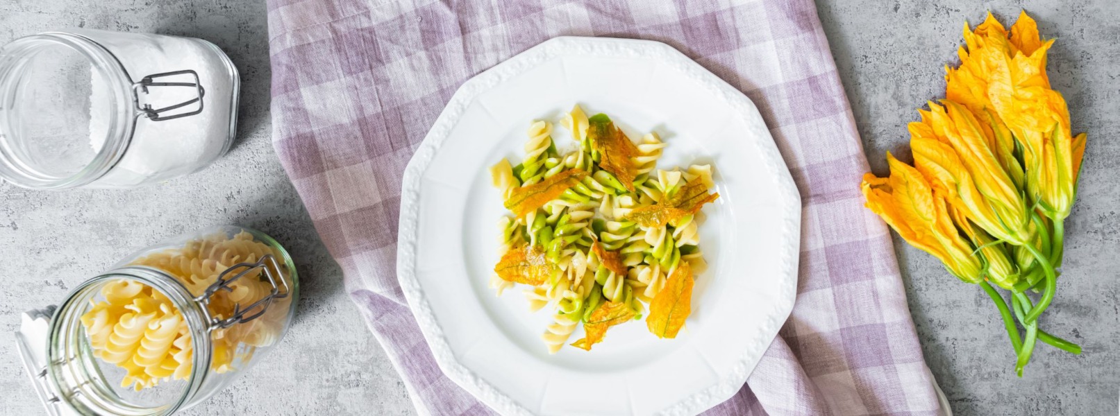 Pasta con fiori di zucca e alici