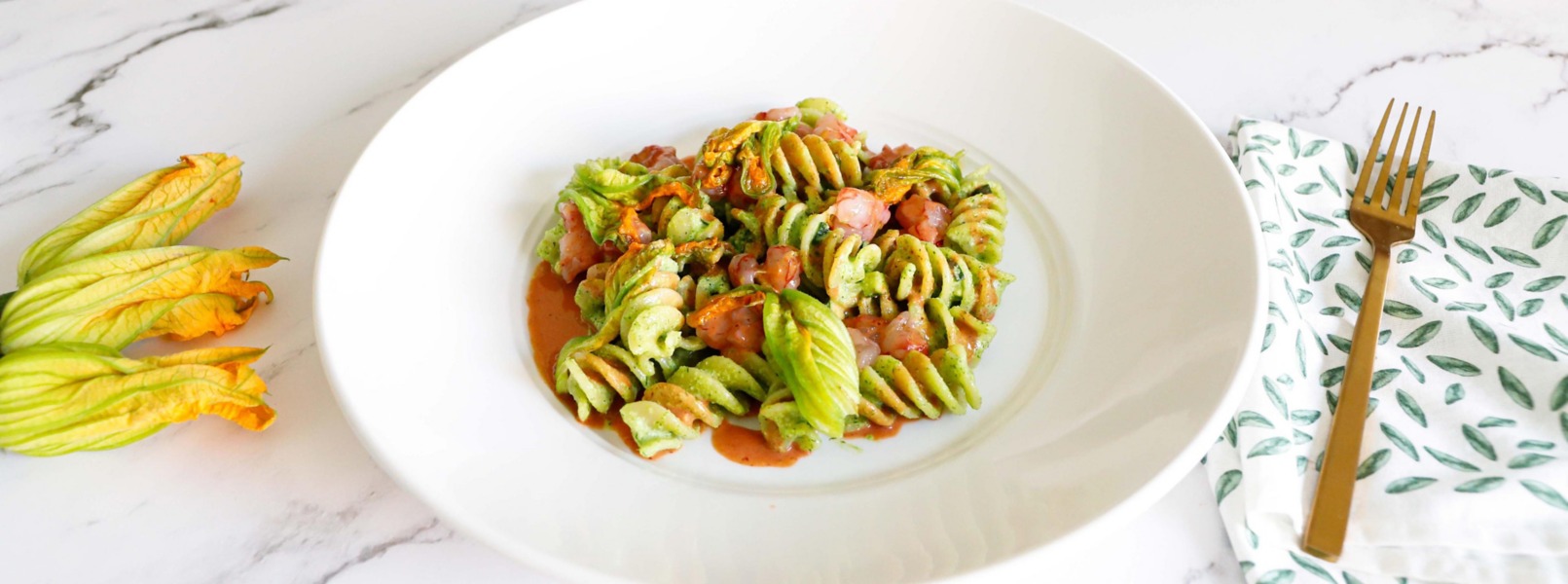 Pasta con fiori di zucca e gamberi: ricetta estiva e colorata