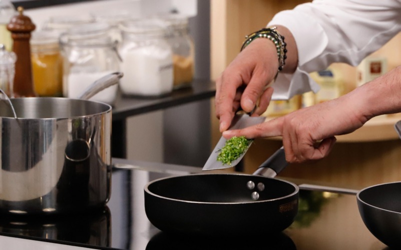 aggiungere gambi in padella