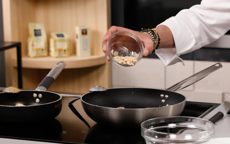 aggiungere pinoli tostati