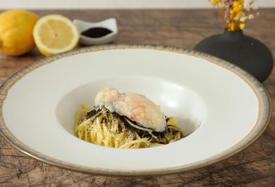 Tagliolini freschi con limone nero bruciato, Caciocavallo, burro e scampialt