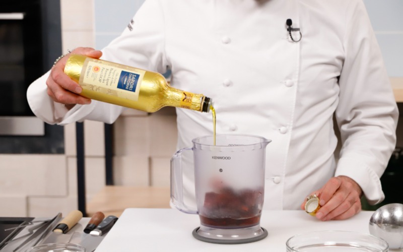 frullare con olio a filo