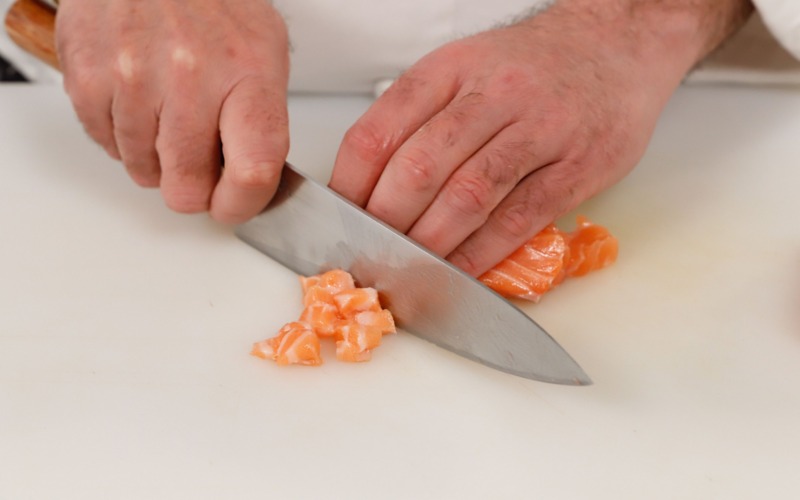 tagliare a cubetti salmone