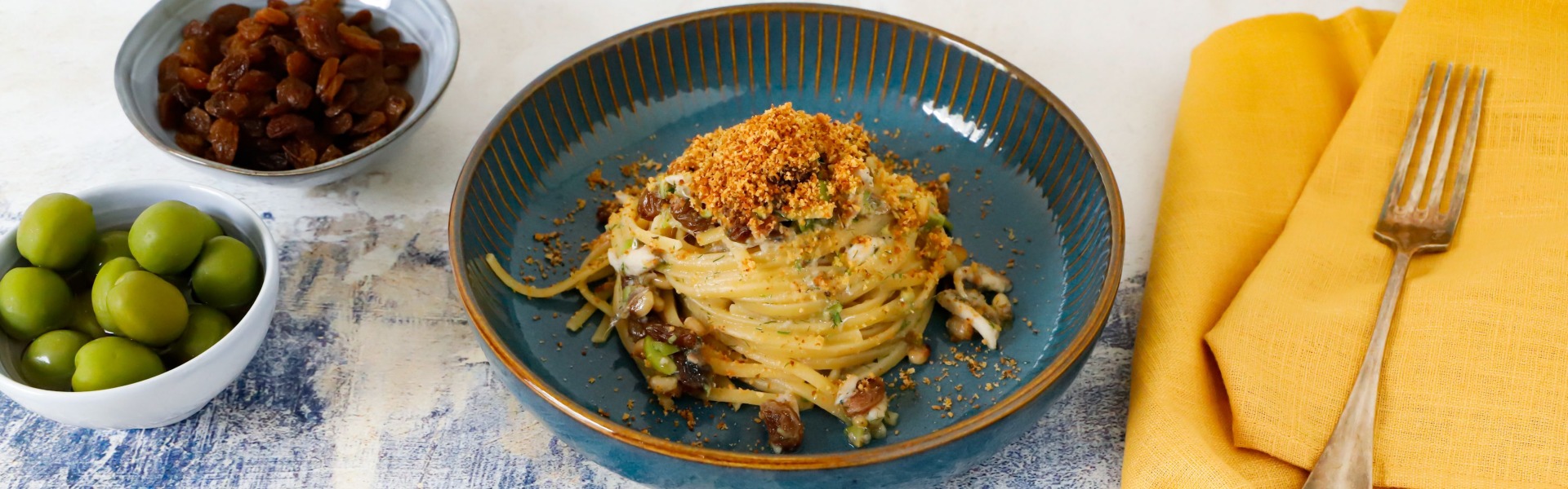 Pasta con sarde e olive in salamoia alla siciliana