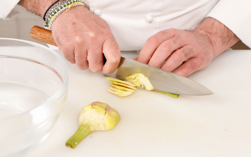 pulire e tagliare carciofi