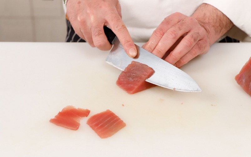 tagliare finemente tonno