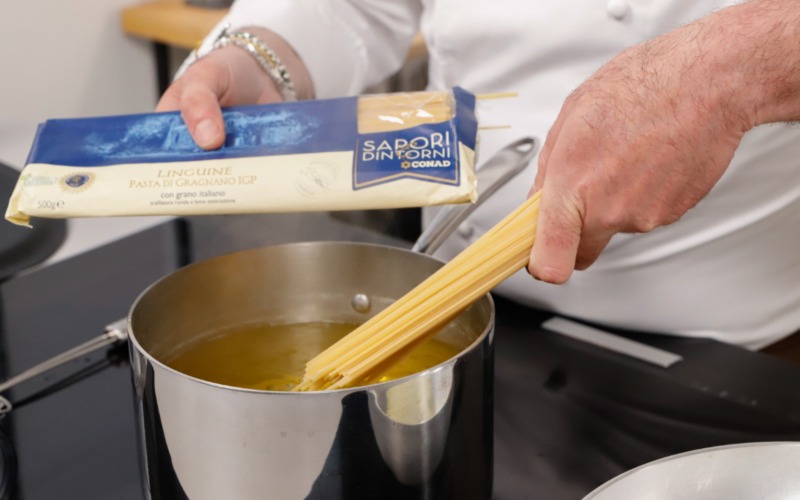 Pasta con zucchine e bottarga - Cuocere la pasta