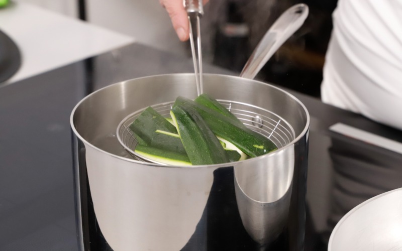 Pasta zucchine e bottarga - lessare le zucchine