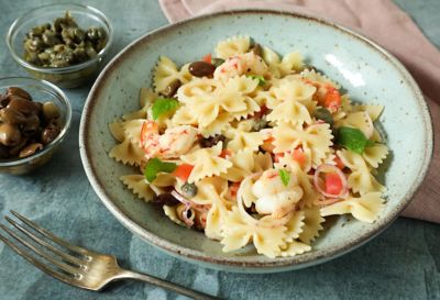 Pasta fredda con gamberi, pomodori e olivealt