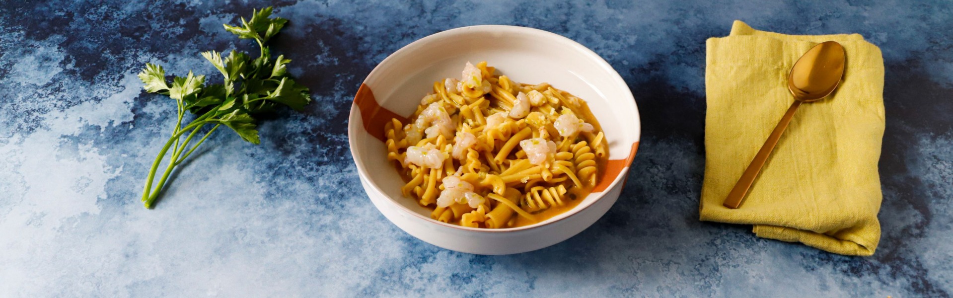 Pasta mista con gamberi e pesto di prezzemolo