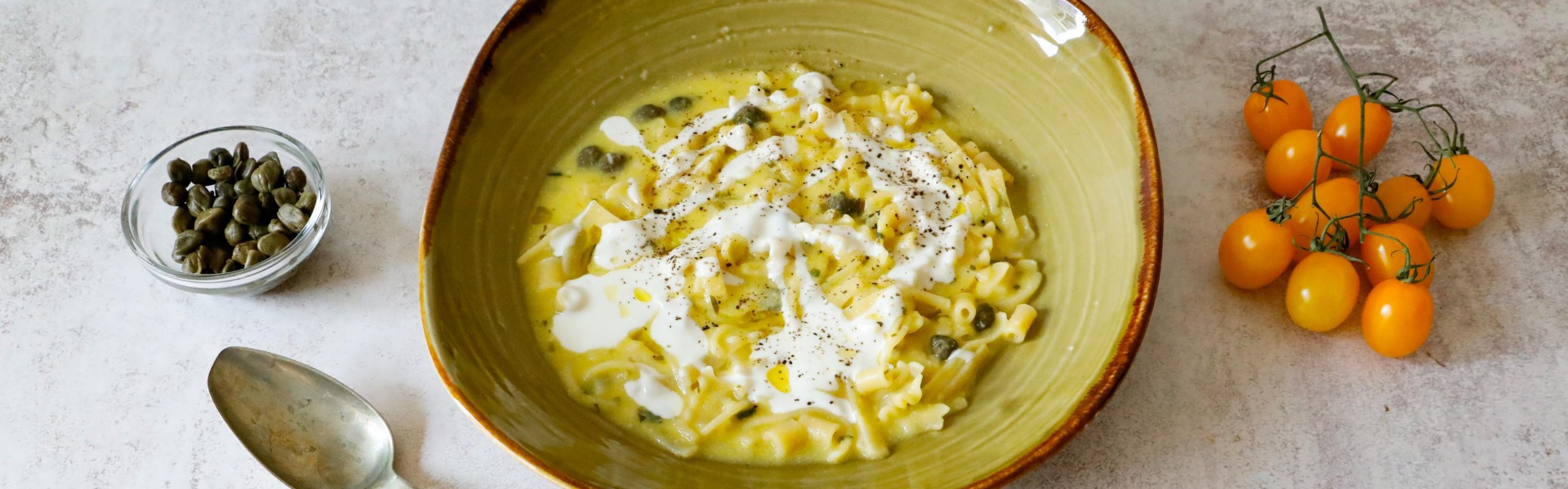 pasta-mista-con-datterino-giallo-provolone-piccante-capperi