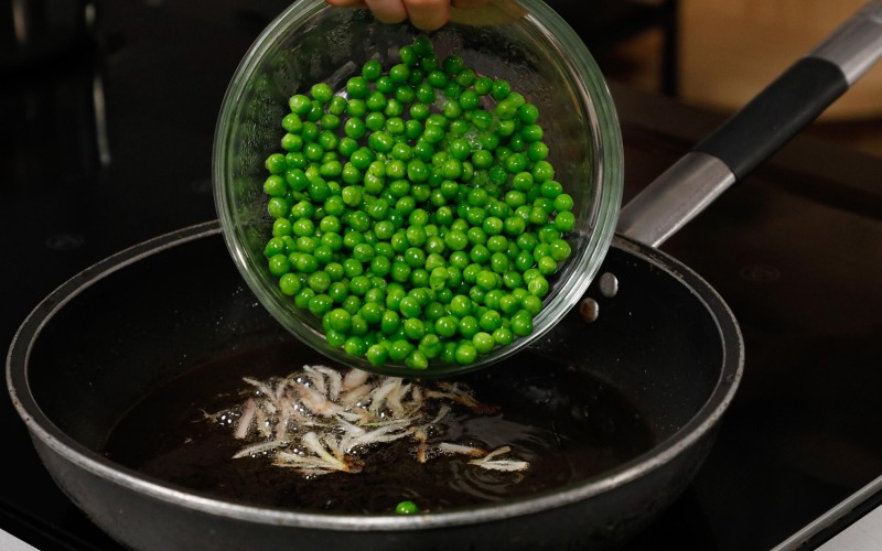 rosolare scalogno e piselli