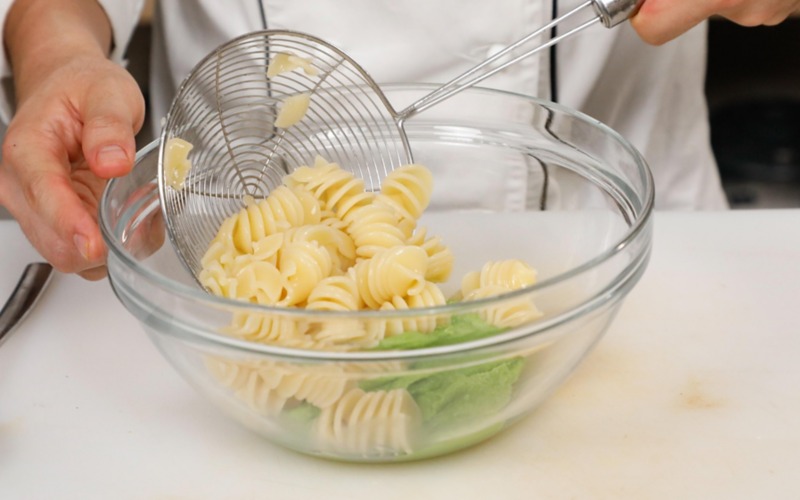 amalgamare pasta con crema piselli e pecorino