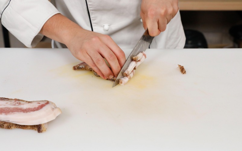 tagliare guanciale e scalogno