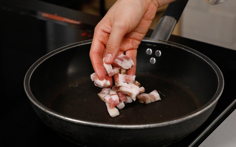 aggiungere guanciale in padella