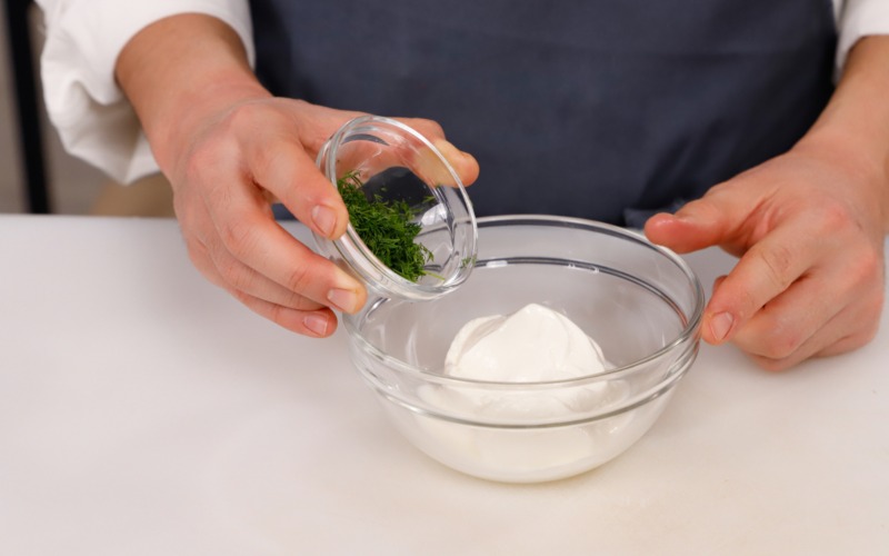 Salsa di panna acida e aneto per patata ripiena
