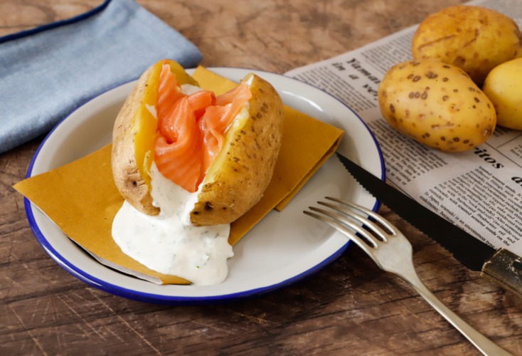 Patata ripiena con salmone affumicato e panna acida