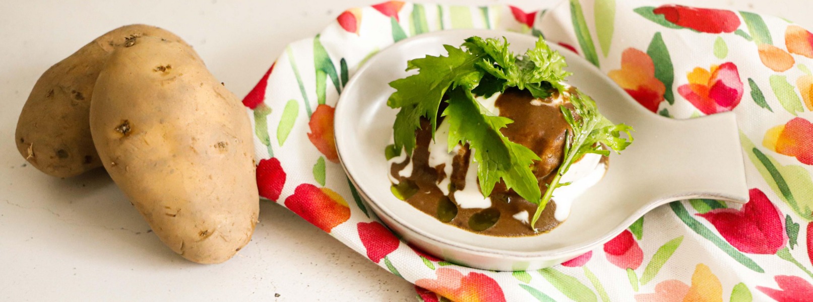 Patate alla brace con salsa acida e aglio nero