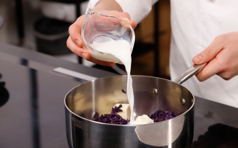 Patate lessate e schiacciate con burro latte e noce moscata