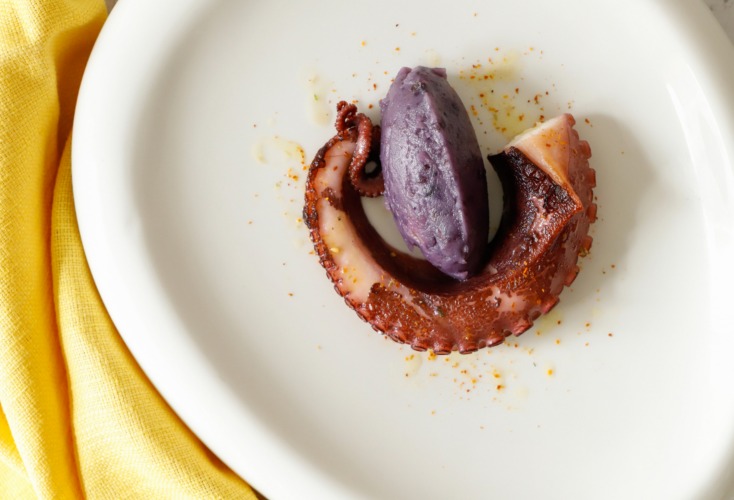 Polpo scottato con quenelle di patate viola