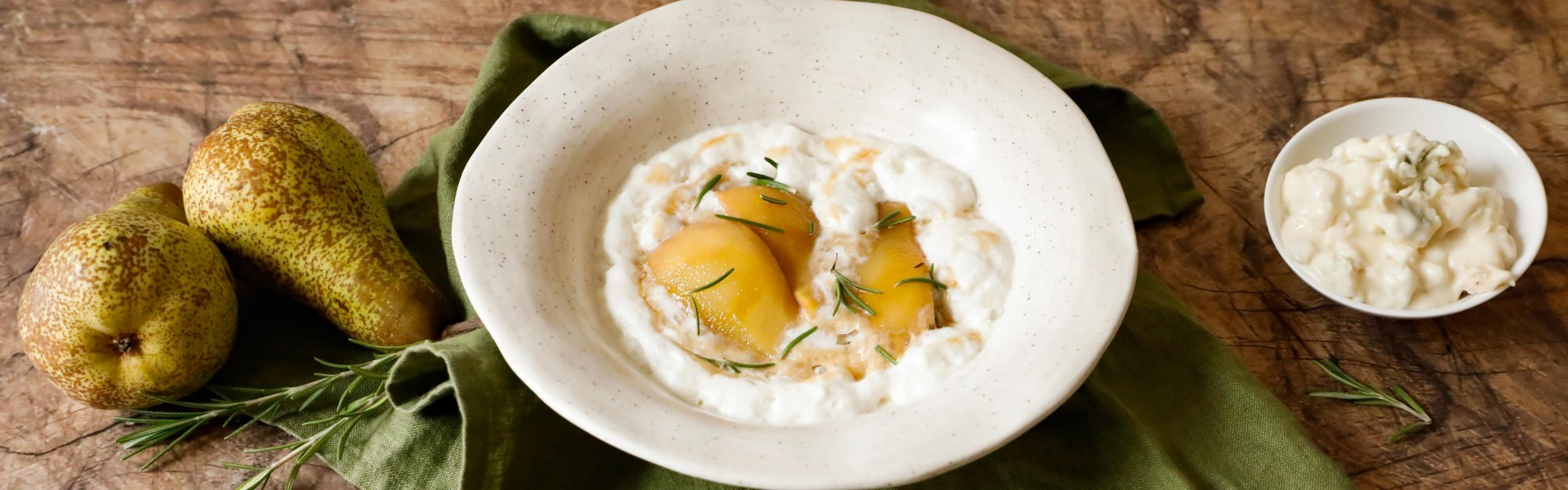 pere-al-rosmarino-e-passito-con-spuma-di-gorgonzola