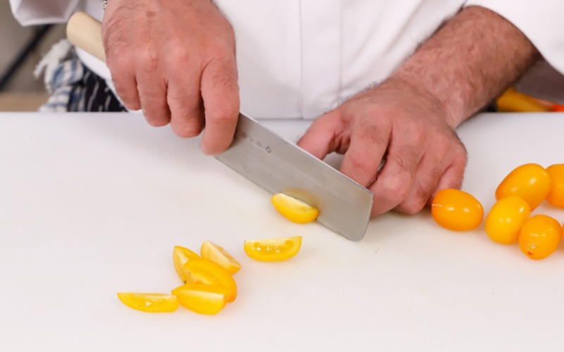 tagliare pomodorini e servire