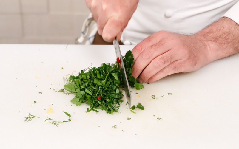 tritare prezzemolo e finocchietto