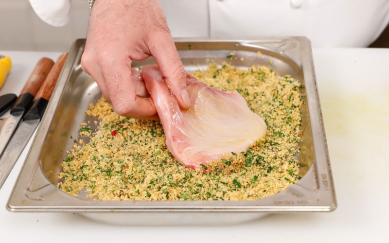 mischiare le erbe al pangrattato