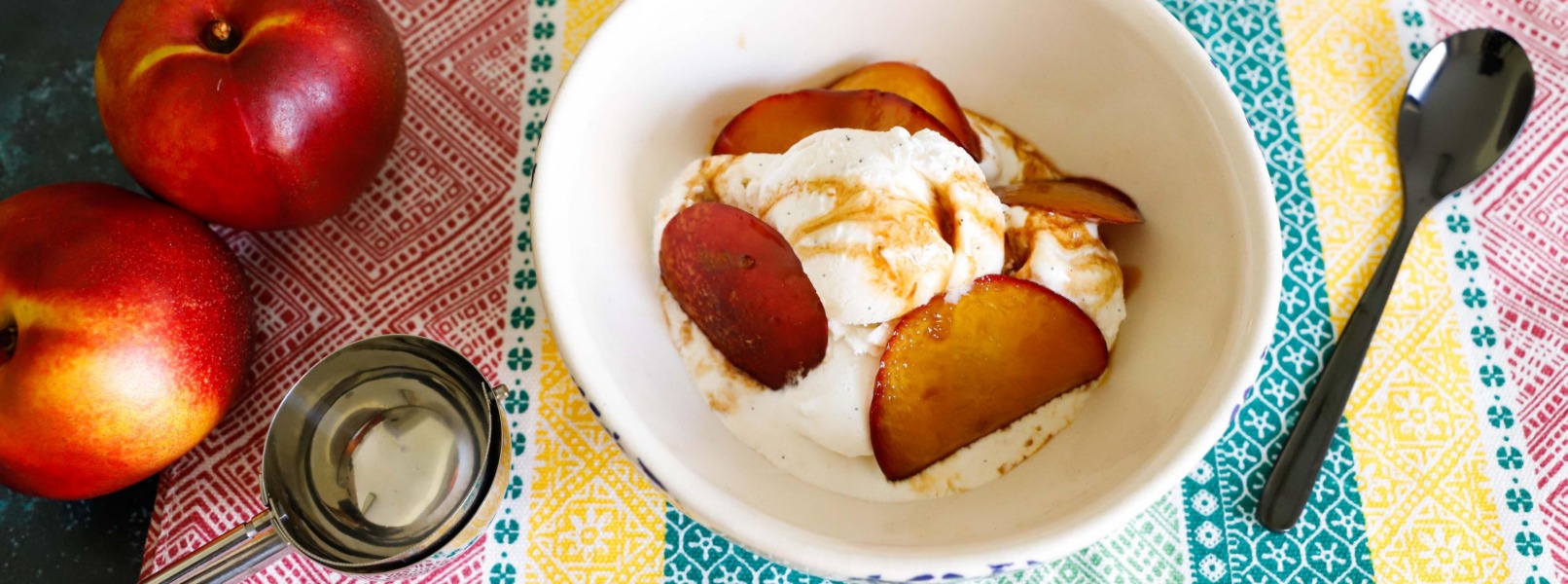Pesche caramellate con gelato alla vaniglia