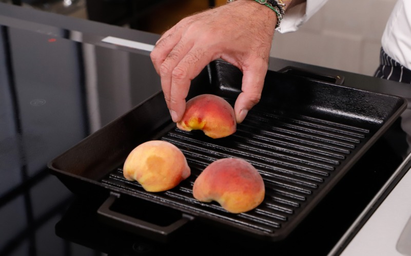Grigliare le pesche su una piastra