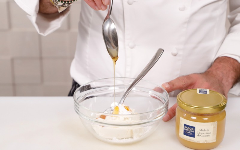 Crema di ricotta con miele di clemetino e zucchero
