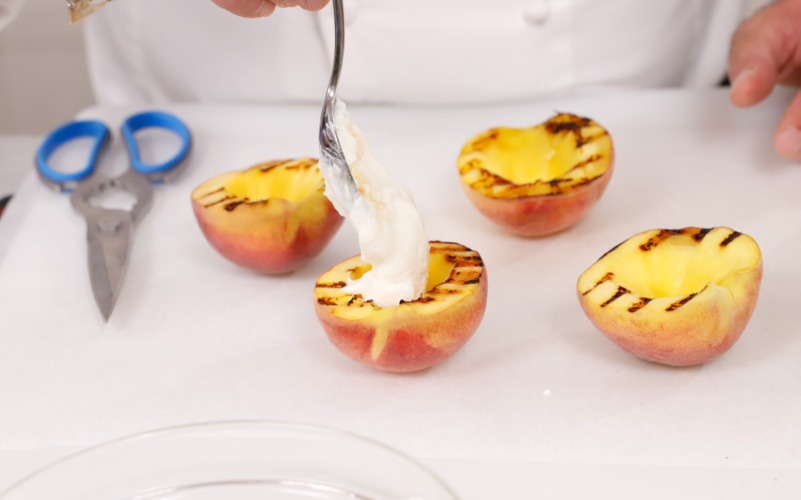 Pesche farcite con crema di ricotta