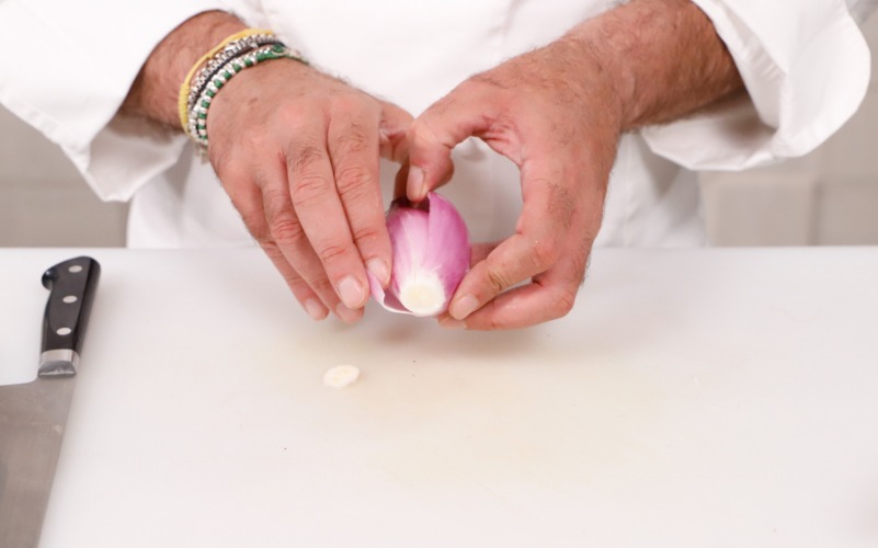 Pulire e sbucciare le cipolle rosse